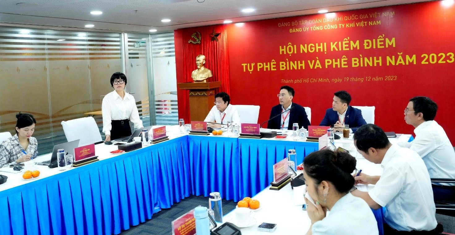 Đồng chí Nguyễn Thị Hoa, Ủy viên BCH Đảng bộ, Phó Chủ nhiệm thường trực Ủy ban Kiểm tra Đảng ủy Tập đoàn Đồng chí Nguyễn Thị Hoa, Ủy viên BCH Đảng bộ, Phó Chủ nhiệm thường trực Ủy ban Kiểm tra Đảng ủy Tập đoàn