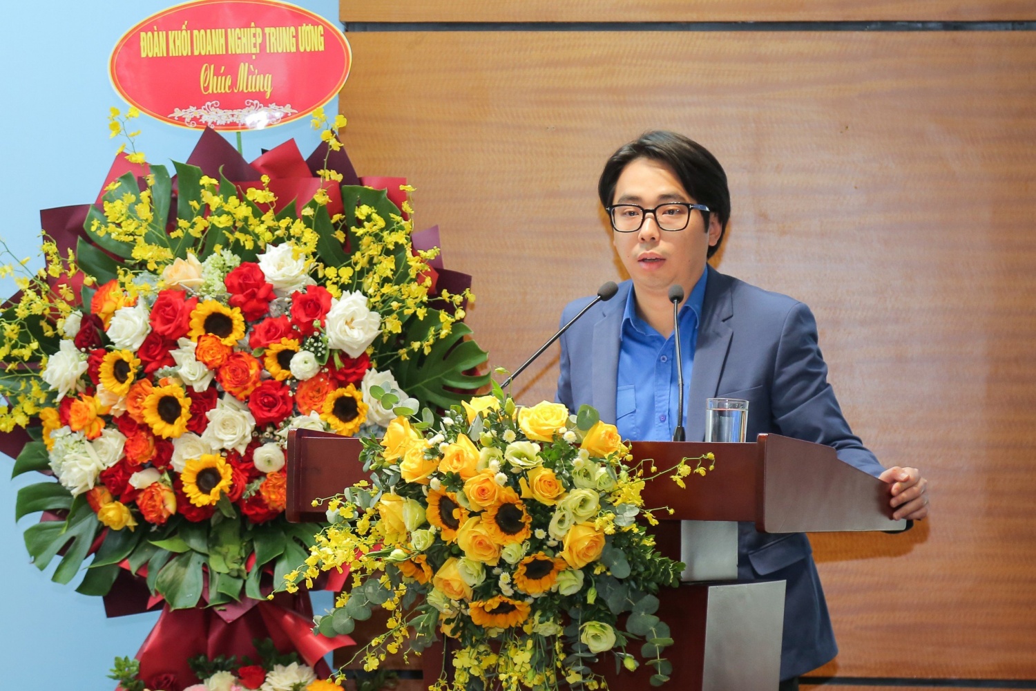 đồng chí Phạm Đăng An - Bí thư Đoàn thanh niên Tập đoàn phát biểu tại Hội nghị đồng chí Phạm Đăng An - Bí thư Đoàn thanh niên Tập đoàn phát biểu tại Hội nghị
