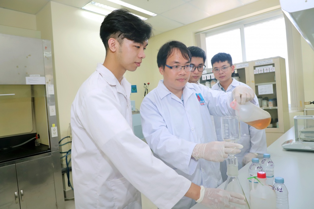 28-NTHT-AB-0001-01: Thầy Dương Chí Trung hướng dẫn sinh viên thực hành thí nghiệm. 28-NTHT-AB-0001-01: Thầy Dương Chí Trung hướng dẫn sinh viên thực hành thí nghiệm.