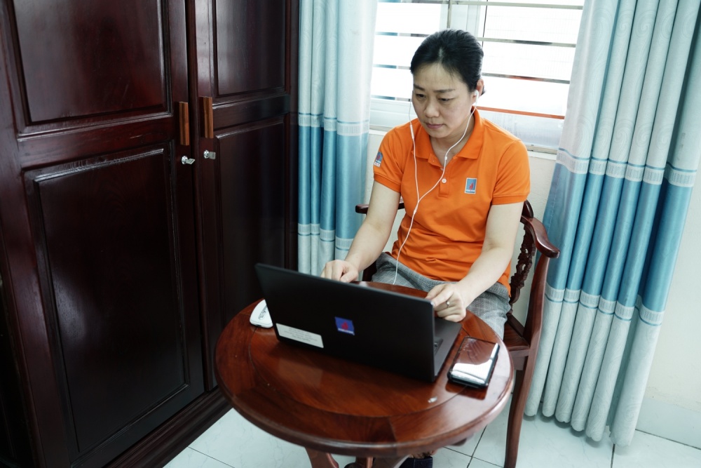 33-NTCT-AB-0002-04: Trong quá trình cách ly theo quy định, các thành viên đoàn PVN vẫn tranh thủ làm việc online, thường xuyên liên hệ với cơ quan, đơn vị để xử lý công việc kịp thời. 33-NTCT-AB-0002-04: Trong quá trình cách ly theo quy định, các thành viên đoàn PVN vẫn tranh thủ làm việc online, thường xuyên liên hệ với cơ quan, đơn vị để xử lý công việc kịp thời.