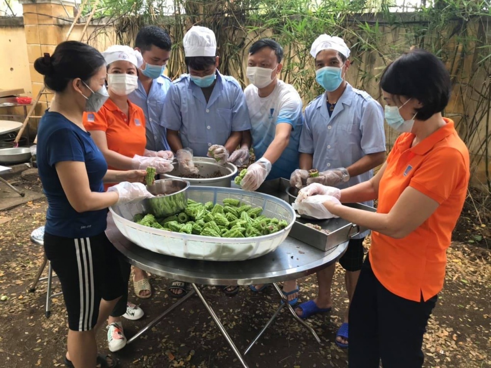33-NTCT-AB-0002-07: Riêng đoàn PVN, từ lãnh đạo đoàn đến tất cả các thành viên khác đều vui vẻ tự giác tham gia, lên lịch cho từng ngày, phân chia nhóm cùng nhau vào bếp hỗ trợ các chiến sỹ hậu cần như nhặt rau, rửa bát, nấu nướng, dọn dẹp. 33-NTCT-AB-0002-07: Riêng đoàn PVN, từ lãnh đạo đoàn đến tất cả các thành viên khác đều vui vẻ tự giác tham gia, lên lịch cho từng ngày, phân chia nhóm cùng nhau vào bếp hỗ trợ các chiến sỹ hậu cần như nhặt rau, rửa bát, nấu nướng, dọn dẹp.