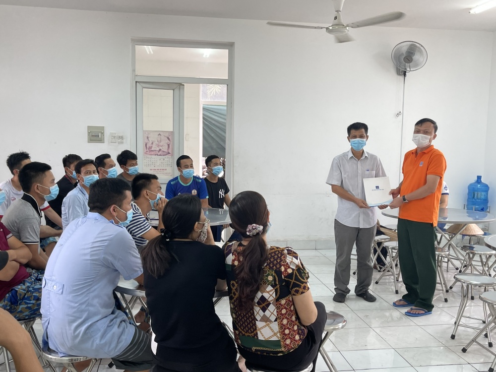 33-NTCT-AB-0002-08: Thấu hiểu được những nỗi vất vả của các chiến sỹ khi phục vụ Đoàn công tác số 6, Đoàn PVN đã kịp thời động viên, chia sẻ những khó khăn với các chiến sỹ trong thời gian cách ly tại đây, thắt chặt thêm tình cảm, đoàn kết giữa các chiến sỹ và đoàn công tác PVN. 33-NTCT-AB-0002-08: Thấu hiểu được những nỗi vất vả của các chiến sỹ khi phục vụ Đoàn công tác số 6, Đoàn PVN đã kịp thời động viên, chia sẻ những khó khăn với các chiến sỹ trong thời gian cách ly tại đây, thắt chặt thêm tình cảm, đoàn kết giữa các chiến sỹ và đoàn công tác PVN.