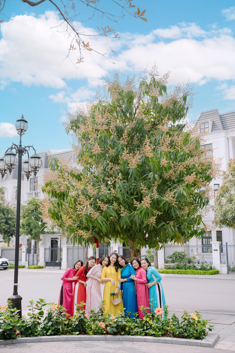 16-DTHN-AD-0001: Bên nhau: Ảnh chụp các CBCNV nữ Chi nhánh Khí Hải Phòng - Tổng Công ty Khí Việt Nam quanh thành phố Hải Phòng.