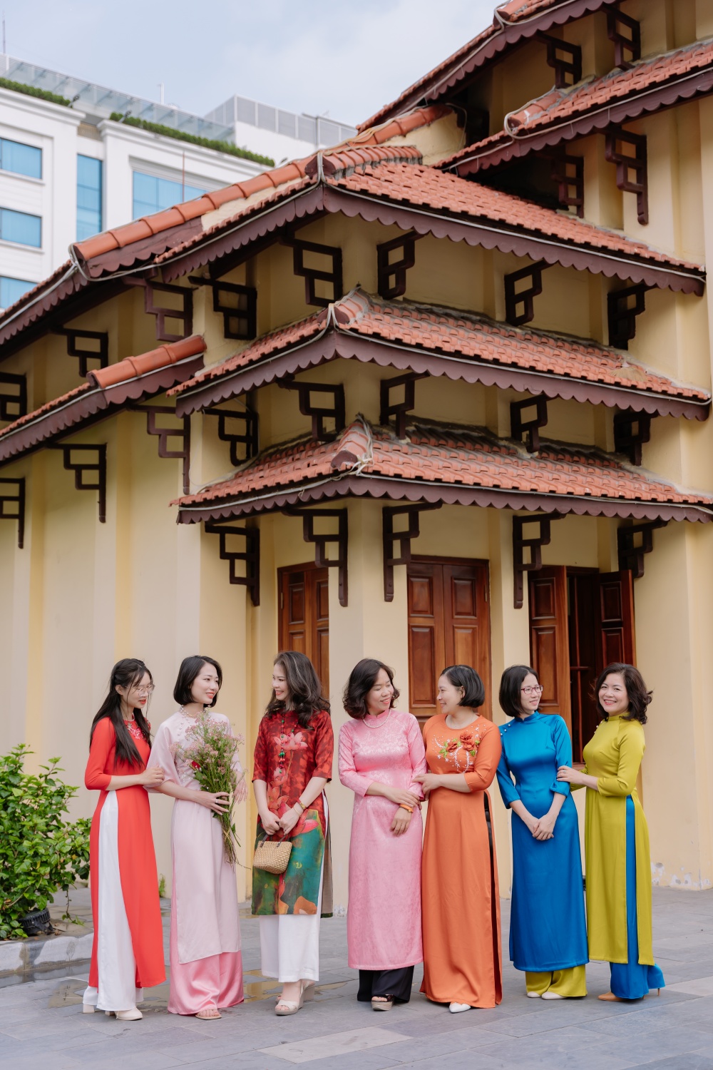 16-DTHN-AD-0005: Chân thành: Các chị em trong Chi nhánh luôn tâm niệm chân thành là chìa khóa gắn kết lâu bên nhất; vậy nên dù vị trí công việc có khác nhau, hoặc gặp các vấn đề tranh luận trong công việc nhưng sự chia sẻ chân thành sẽ luôn là giải pháp đ