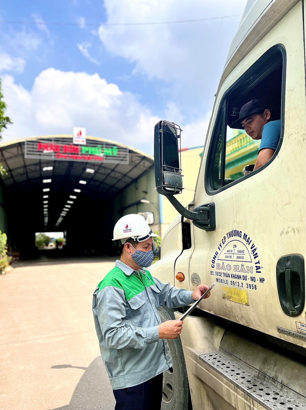 12-HHA-AD-0001: Kiểm tra giấy tờ xe hàng trước khi vào kho. 12-HHA-AD-0001: Kiểm tra giấy tờ xe hàng trước khi vào kho.