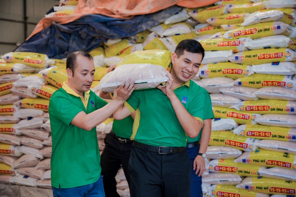 12-HHA-AD-0004: Chuyển phân bón ra xe hàng. 12-HHA-AD-0004: Chuyển phân bón ra xe hàng.