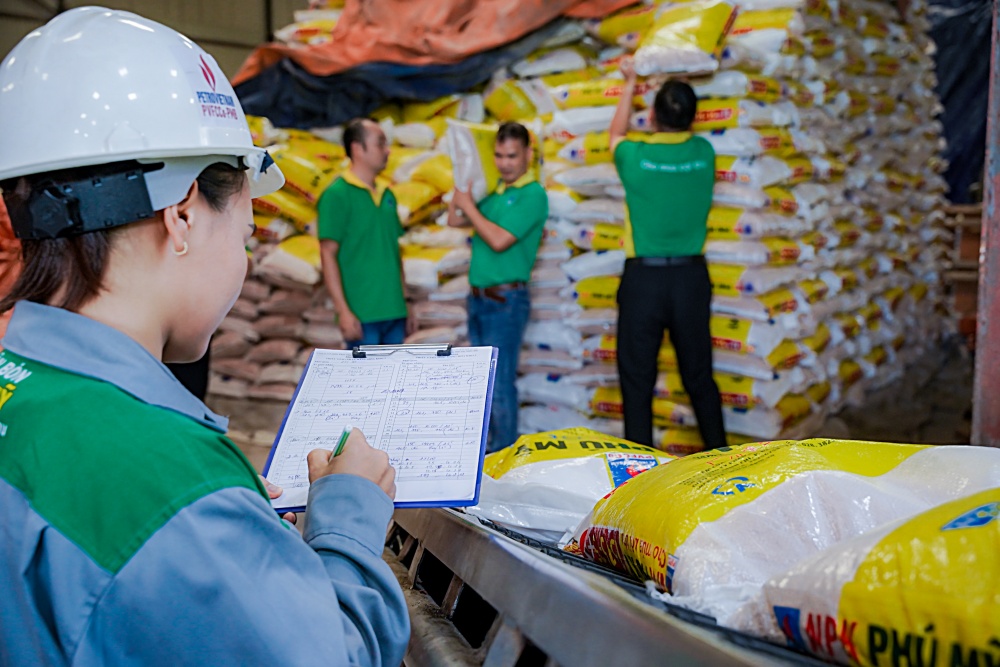 12-HHA-AD-0005: Kiểm soát hàng hóa rời kho. 12-HHA-AD-0005: Kiểm soát hàng hóa rời kho.