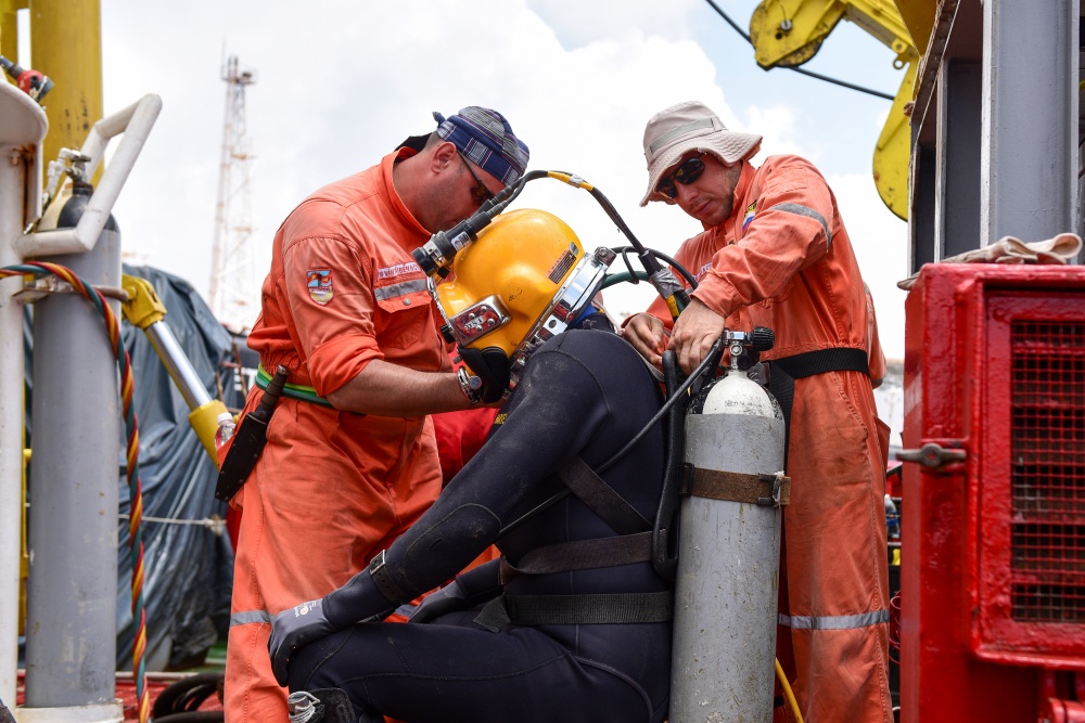Tác phẩm dự thi 'Petrovietnam trong tôi': Bộ ảnh 'Kíp lặn', tác giả Lê Anh Đức (Vietsovpetro)