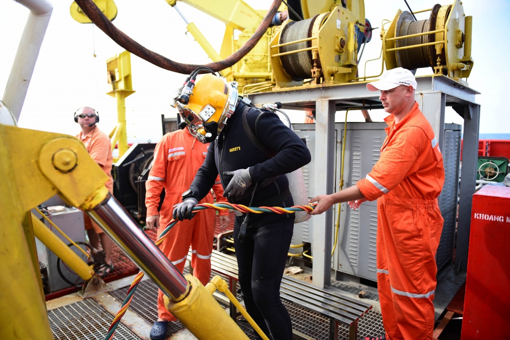 Tác phẩm dự thi 'Petrovietnam trong tôi': Bộ ảnh 'Kíp lặn', tác giả Lê Anh Đức (Vietsovpetro)