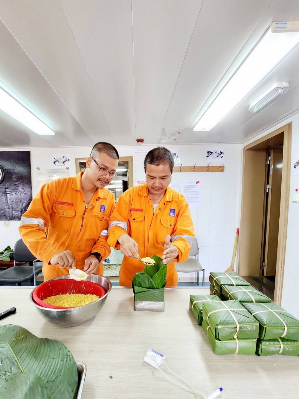10-LPT-AD-0011: Thi gói bánh chưng ngày Tết trên tàu. 10-LPT-AD-0011: Thi gói bánh chưng ngày Tết trên tàu.