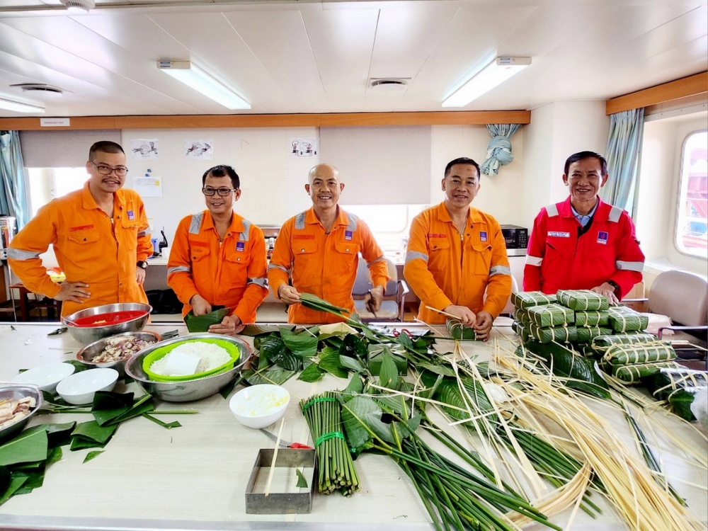 10-LPT-AD-0012: Thi gói bánh chưng ngày Tết trên tàu Đại Hùng Queen. 10-LPT-AD-0012: Thi gói bánh chưng ngày Tết trên tàu Đại Hùng Queen.