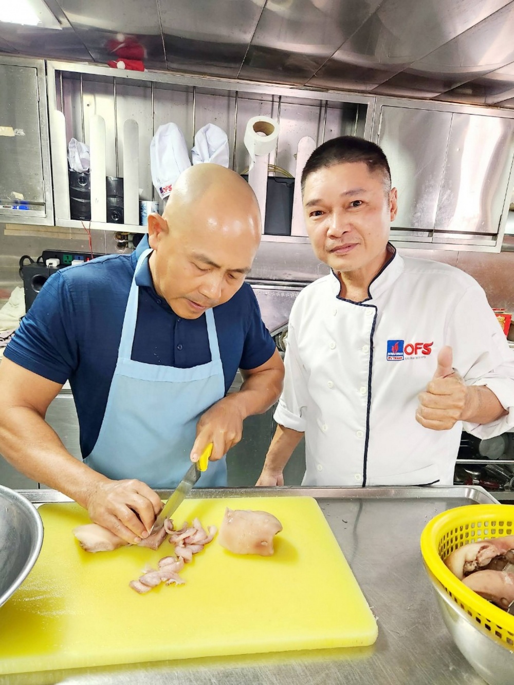 10-LPT-AD-0013: Khi nhân viên bếp ra tay. 10-LPT-AD-0013: Khi nhân viên bếp ra tay.