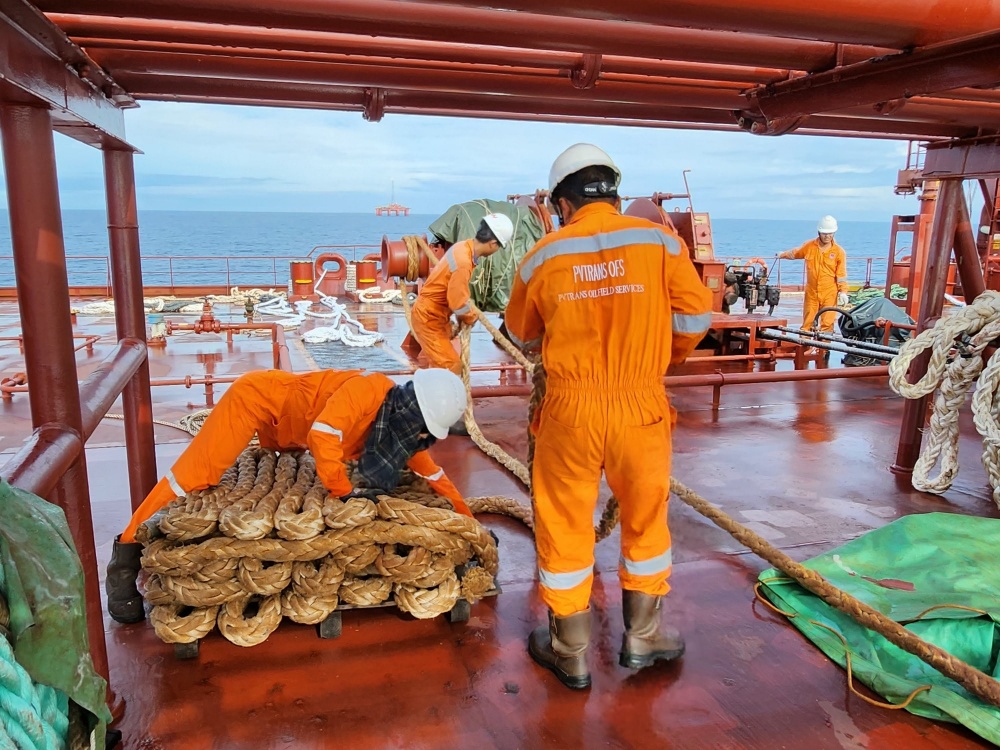 10-LPT-AD-0005: Công tác làm dây trên tàu chứa Đại Hùng Queen. 10-LPT-AD-0005: Công tác làm dây trên tàu chứa Đại Hùng Queen.