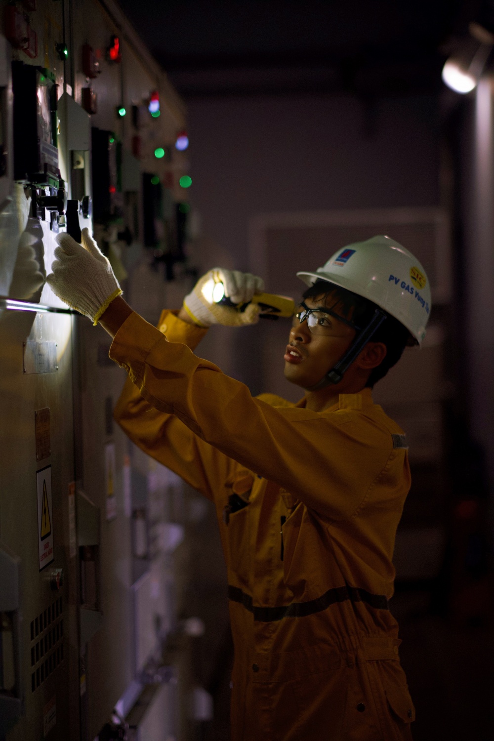 16-LTM-AB-0001-03: KHÔNG BỎ CUỘC vì chúng tôi biết rằng ánh sáng nằm ở cuối con đường.