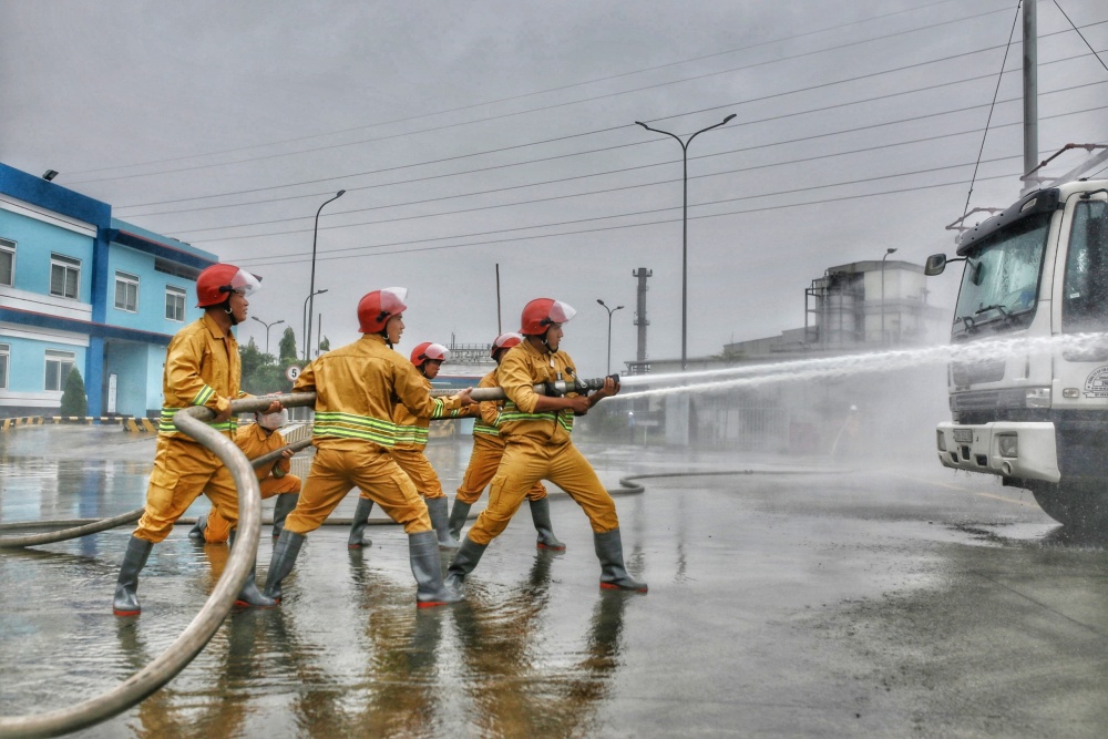 Tác phẩm số 04: Luyện tập phòng cháy chữa cháy và cứu nạn cứu hộ tại cơ sở (Ảnh chụp CBCNV thực hiện diễn tập phòng cháy chữa cháy tại kho LPG Đình Vũ). Tác phẩm số 04: Luyện tập phòng cháy chữa cháy và cứu nạn cứu hộ tại cơ sở (Ảnh chụp CBCNV thực hiện diễn tập phòng cháy chữa cháy tại kho LPG Đình Vũ).