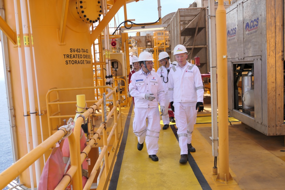 34-NNP-AD-0001: Chủ tịch HĐTV Petrovietnam Hoàng Quốc Vượng kiểm tra hoạt động trên giàn Sao Vàng CPP. 34-NNP-AD-0001: Chủ tịch HĐTV Petrovietnam Hoàng Quốc Vượng kiểm tra hoạt động trên giàn Sao Vàng CPP.