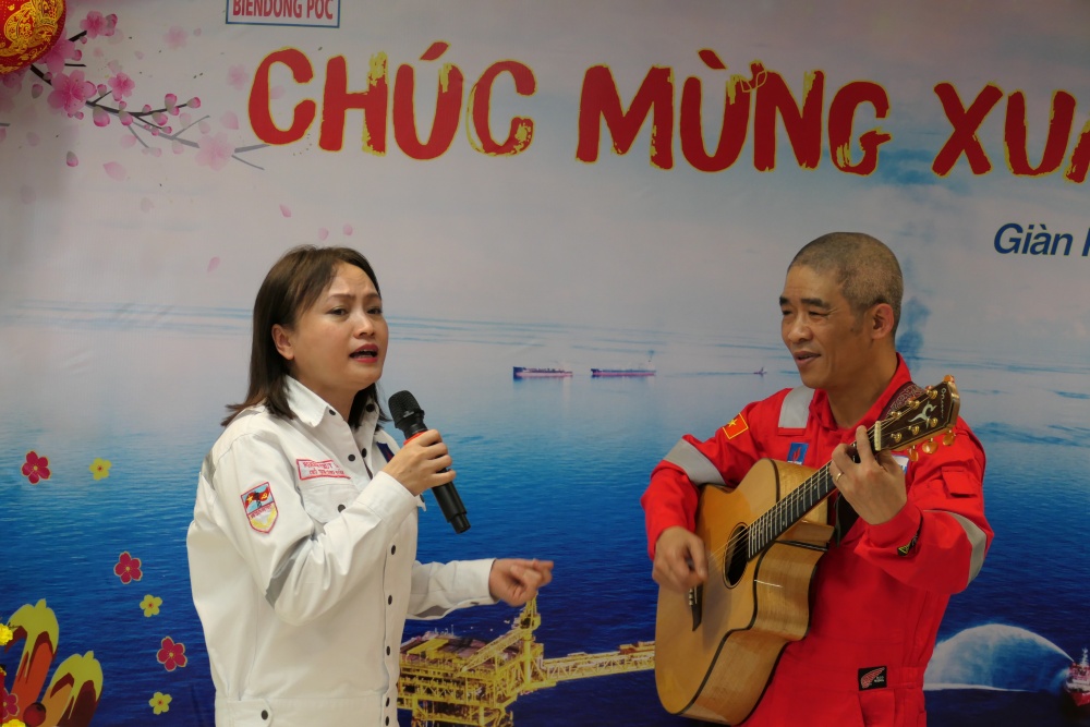 34-NNP-AD-0008: Phút thăng hoa của Chủ tịch CĐ DKVN Nghiêm Thùy Lan trong buổi giao lưu với người lao động trên giàn Hải Thạch. 34-NNP-AD-0008: Phút thăng hoa của Chủ tịch CĐ DKVN Nghiêm Thùy Lan trong buổi giao lưu với người lao động trên giàn Hải Thạch.