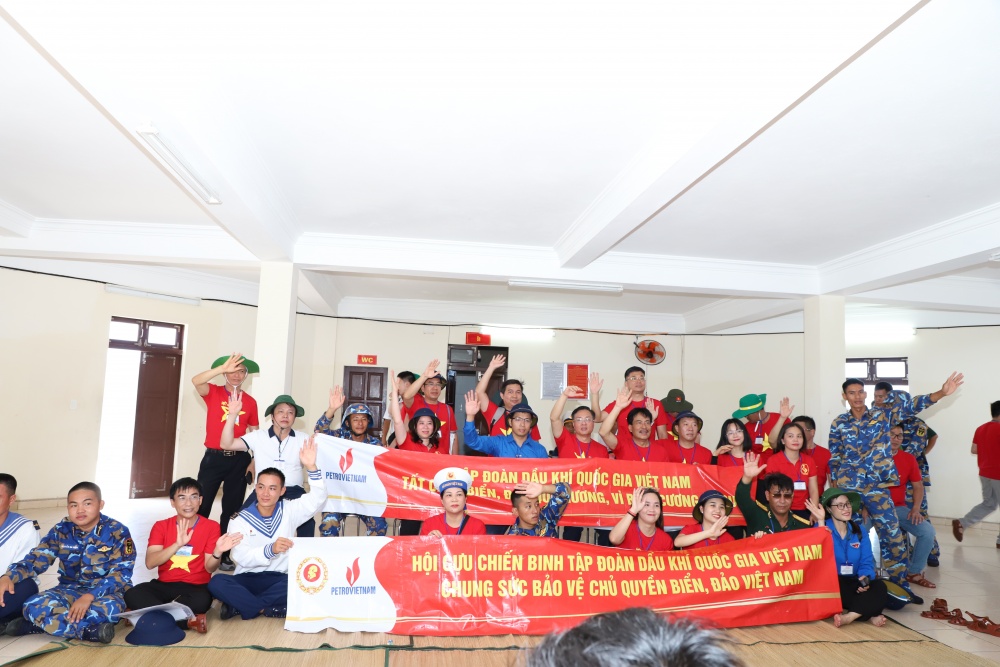 28-NTHT-AB-0004-03: Cùng cổ vũ và hát vang. 28-NTHT-AB-0004-03: Cùng cổ vũ và hát vang.