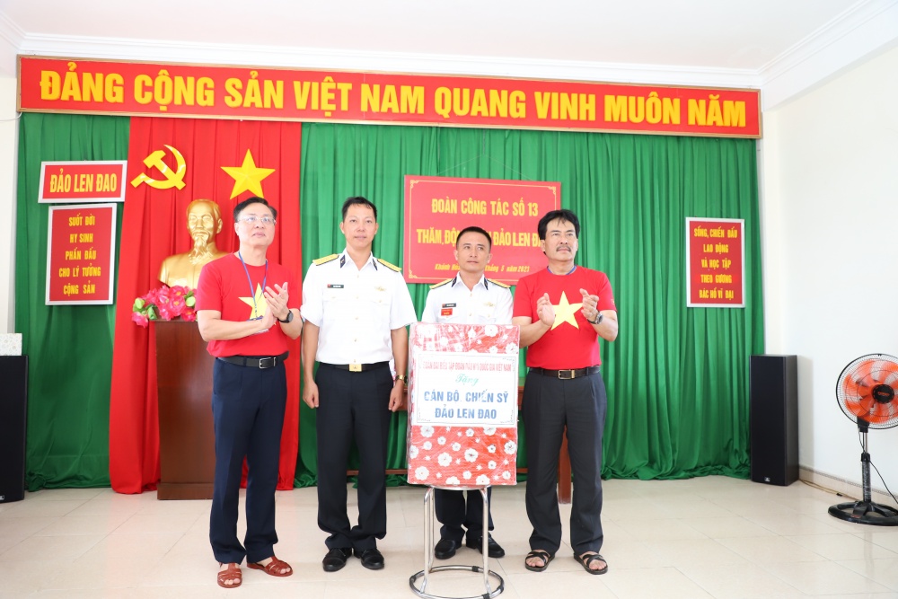 28-NTHT-AB-0004-04: Lãnh đạo Tập đoàn Dầu khí thăm, động viên tặng quà chiến sĩ trên đảo Len Đao. 28-NTHT-AB-0004-04: Lãnh đạo Tập đoàn Dầu khí thăm, động viên tặng quà chiến sĩ trên đảo Len Đao.