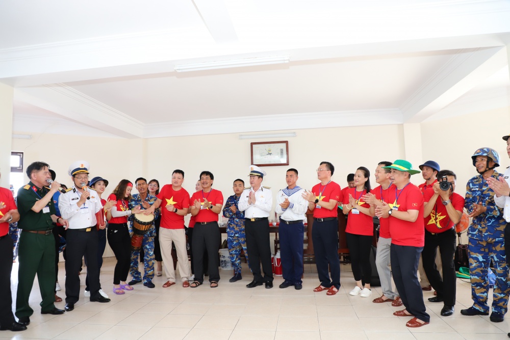 28-NTHT-AB-0004-07: Người Dầu khí hòa chung tiếng hát trên đảo Len Đao. 28-NTHT-AB-0004-07: Người Dầu khí hòa chung tiếng hát trên đảo Len Đao.
