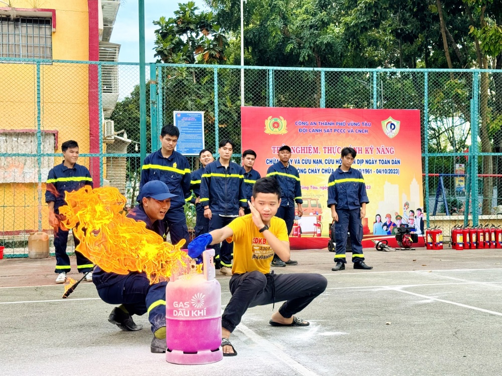 09-NTN-AB-0001-06: Công an thành phố tổ chức thực nghiệm kỹ năng chữa cháy cho CBCNV trong khu tập thể. 09-NTN-AB-0001-06: Công an thành phố tổ chức thực nghiệm kỹ năng chữa cháy cho CBCNV trong khu tập thể.