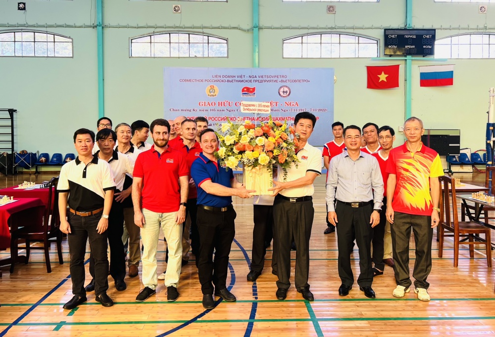 09-NTN-AB-0001-07: Lãnh đạo Vietsovpetro tặng hoa sau khi giao hữu cờ vua Việt - Nga. 09-NTN-AB-0001-07: Lãnh đạo Vietsovpetro tặng hoa sau khi giao hữu cờ vua Việt - Nga.