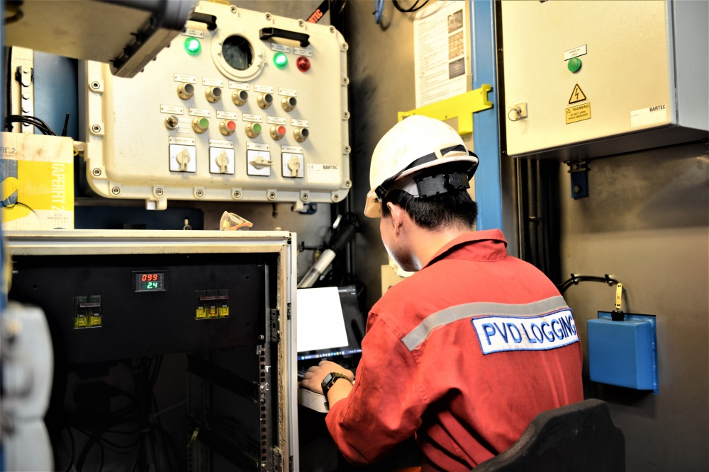 18-NTT2-AB-0003-04: Tình trạng của giếng dầu được các kỹ sư PVD Logging theo dõi trực tiếp và phân tích theo dữ liệu trên màn hình máy tính trong trạm điều khiển thông qua các thông số kỹ thuật đo được. 18-NTT2-AB-0003-04: Tình trạng của giếng dầu được các kỹ sư PVD Logging theo dõi trực tiếp và phân tích theo dữ liệu trên màn hình máy tính trong trạm điều khiển thông qua các thông số kỹ thuật đo được.