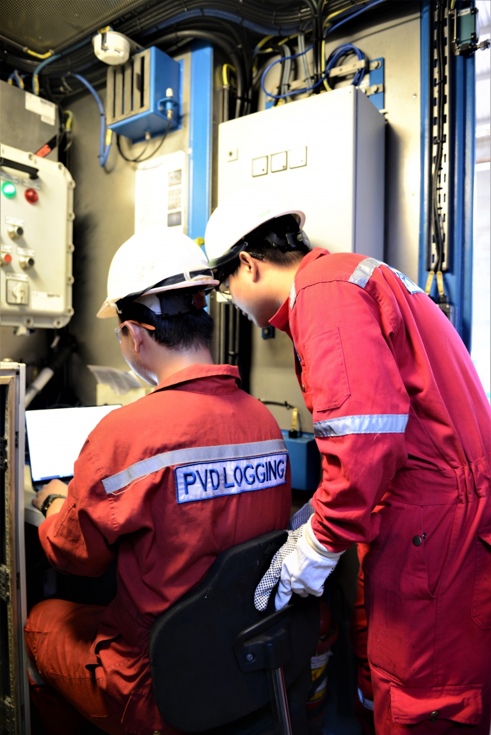 18-NTT2-AB-0003-05: Các kỹ sư trong phòng điều khiển trạm tời trao đổi và phân tích các thông số vừa đo được trong lòng giếng. 18-NTT2-AB-0003-05: Các kỹ sư trong phòng điều khiển trạm tời trao đổi và phân tích các thông số vừa đo được trong lòng giếng.