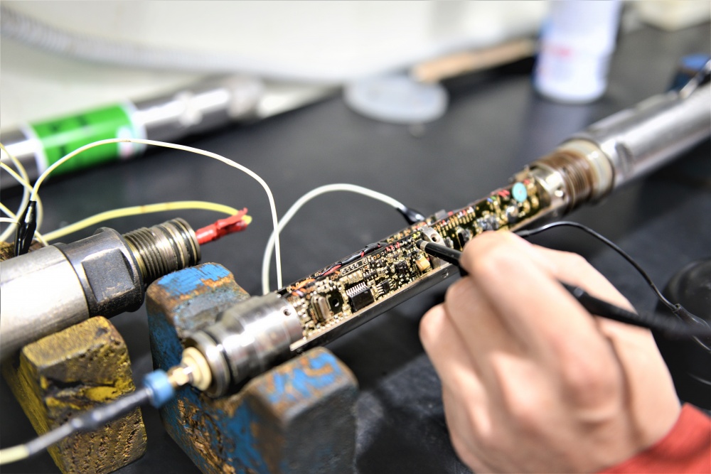 18-NTT2-AB-0003-09: Thiết bị điện tử đo tỷ trọng chất lỏng để xác định chất đo được là dầu, khí hay là nước ở trong giếng dầu. Thiết bị được bảo trì bảo dưỡng định kỳ 1 tháng, 6 tháng và 1 năm. 18-NTT2-AB-0003-09: Thiết bị điện tử đo tỷ trọng chất lỏng để xác định chất đo được là dầu, khí hay là nước ở trong giếng dầu. Thiết bị được bảo trì bảo dưỡng định kỳ 1 tháng, 6 tháng và 1 năm.