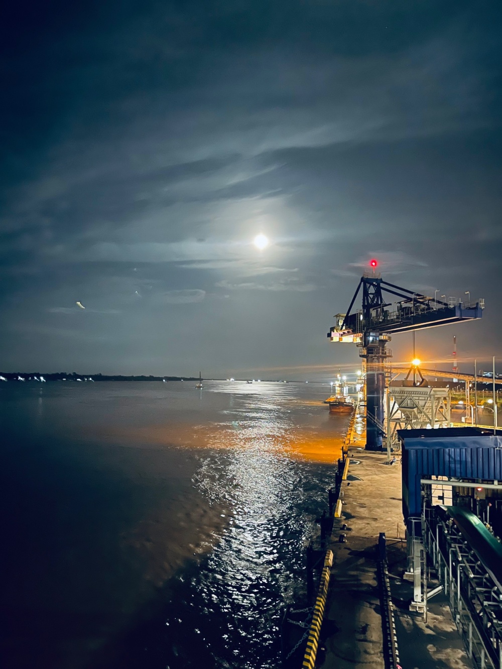 03-NVC-AD-0001: Cảng nhập than Sông Hậu về đêm. 03-NVC-AD-0001: Cảng nhập than Sông Hậu về đêm.