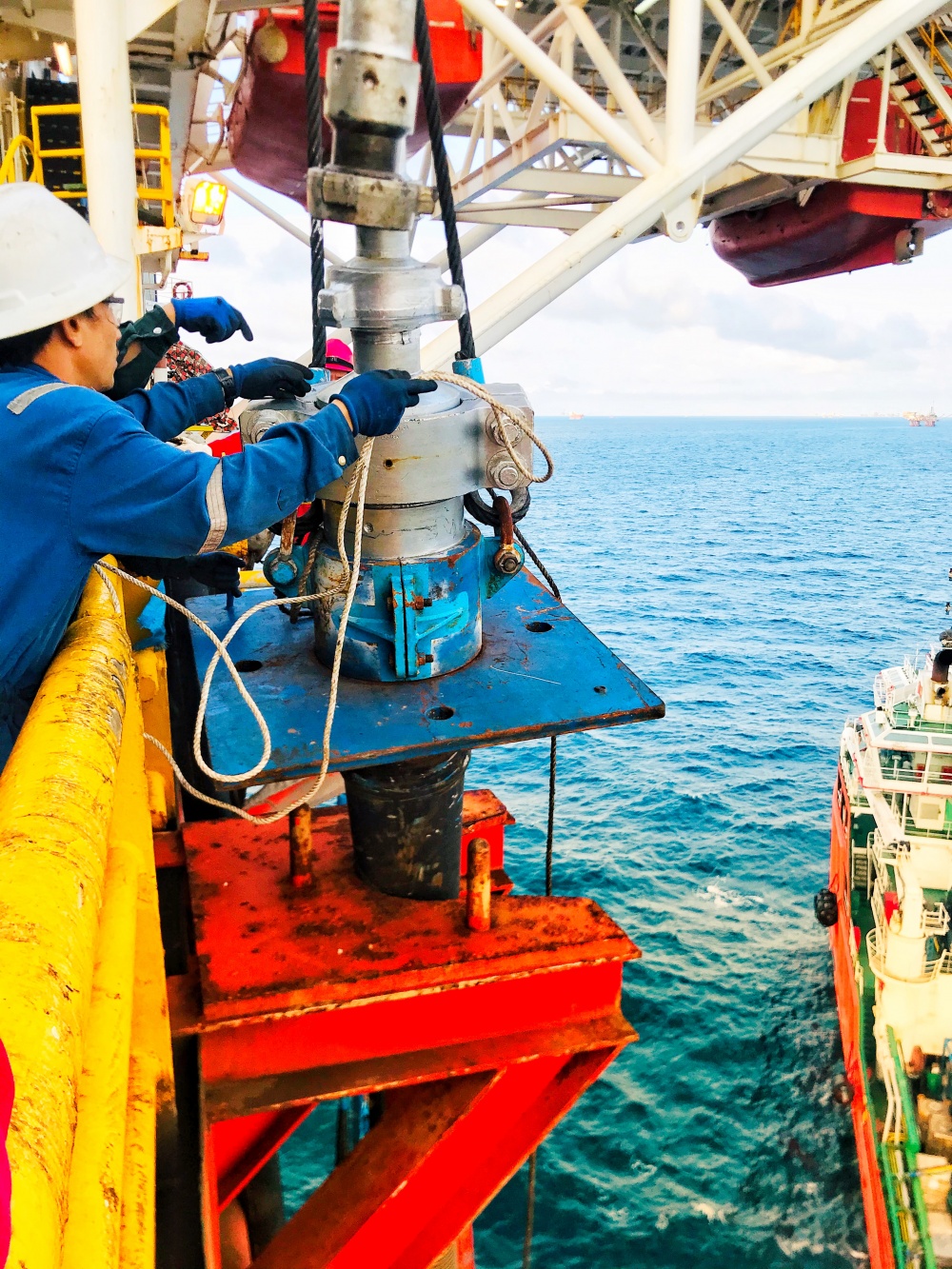 Tác phẩm dự thi 'Petrovietnam trong tôi': Bộ ảnh : “Công tác thực hiện nứt vỉa thủy lực để tăng cường khai thác dầu”, tác giả Phạm Minh Cường (Vietsvovpetro)