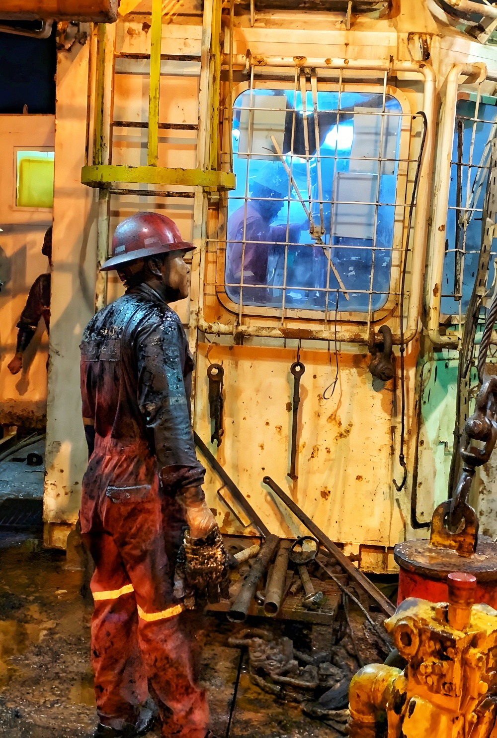 Tác phẩm dự thi 'Petrovietnam trong tôi': Bộ ảnh : “Công tác thực hiện nứt vỉa thủy lực để tăng cường khai thác dầu”, tác giả Phạm Minh Cường (Vietsvovpetro)