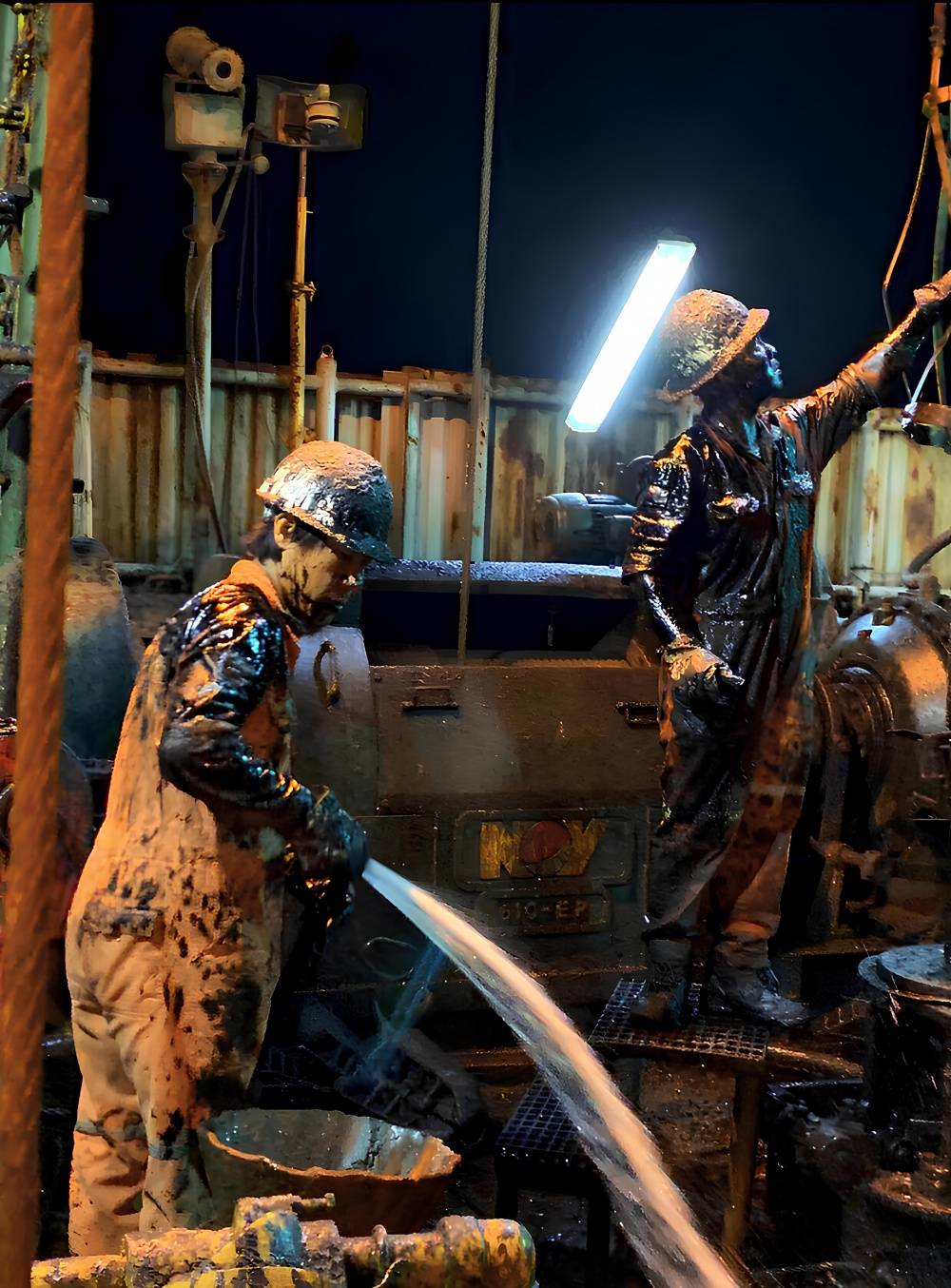 Tác phẩm dự thi 'Petrovietnam trong tôi': Bộ ảnh : “Công tác thực hiện nứt vỉa thủy lực để tăng cường khai thác dầu”, tác giả Phạm Minh Cường (Vietsvovpetro)