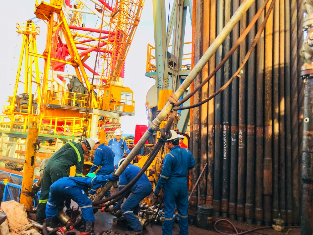 Tác phẩm dự thi 'Petrovietnam trong tôi': Bộ ảnh : “Công tác thực hiện nứt vỉa thủy lực để tăng cường khai thác dầu”, tác giả Phạm Minh Cường (Vietsvovpetro)