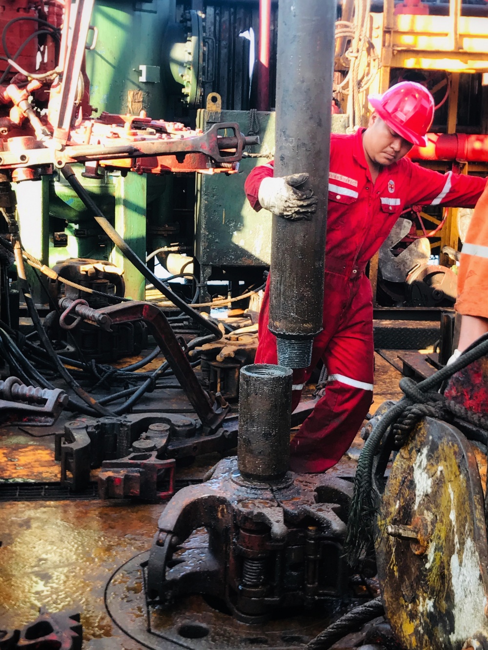 Tác phẩm dự thi 'Petrovietnam trong tôi': Bộ ảnh : “Công tác thực hiện nứt vỉa thủy lực để tăng cường khai thác dầu”, tác giả Phạm Minh Cường (Vietsvovpetro)