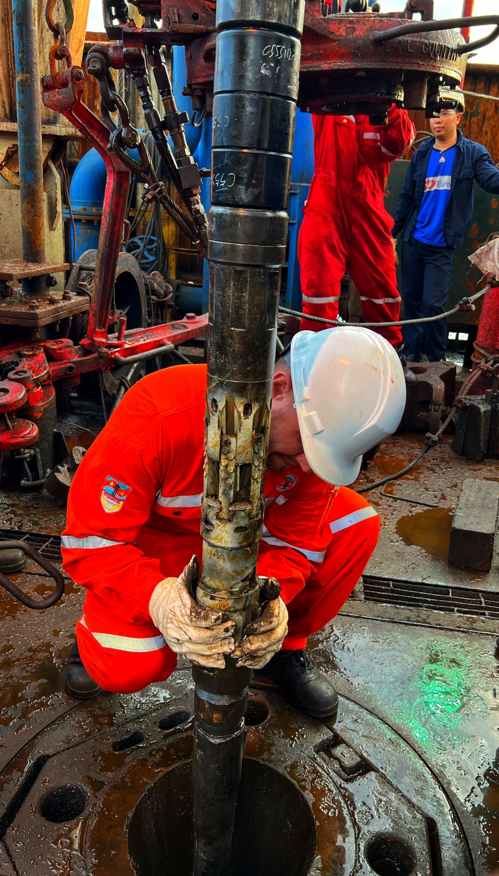 Tác phẩm dự thi 'Petrovietnam trong tôi': Bộ ảnh : “Công tác thực hiện nứt vỉa thủy lực để tăng cường khai thác dầu”, tác giả Phạm Minh Cường (Vietsvovpetro)