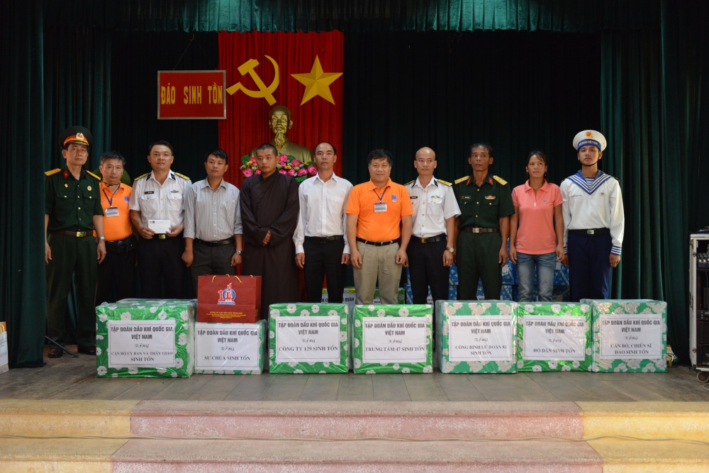13-PNL-AB-0003-05: Đồng chí Phan Ngọc Trung - Thành viên HĐTV đại diện Lãnh đạo PVN thăm, động viên và tặng quà cho cán bộ, chiến sĩ tại đảo Sinh Tồn. 13-PNL-AB-0003-05: Đồng chí Phan Ngọc Trung - Thành viên HĐTV đại diện Lãnh đạo PVN thăm, động viên và tặng quà cho cán bộ, chiến sĩ tại đảo Sinh Tồn.