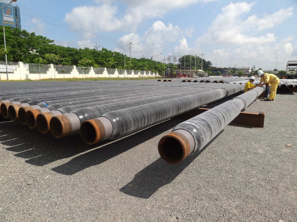 16-PTLN-AD-0002: Công nhân kỹ thuật PVCoating kiểm tra chất lượng sản phẩm bọc ống chống ăn mòn.