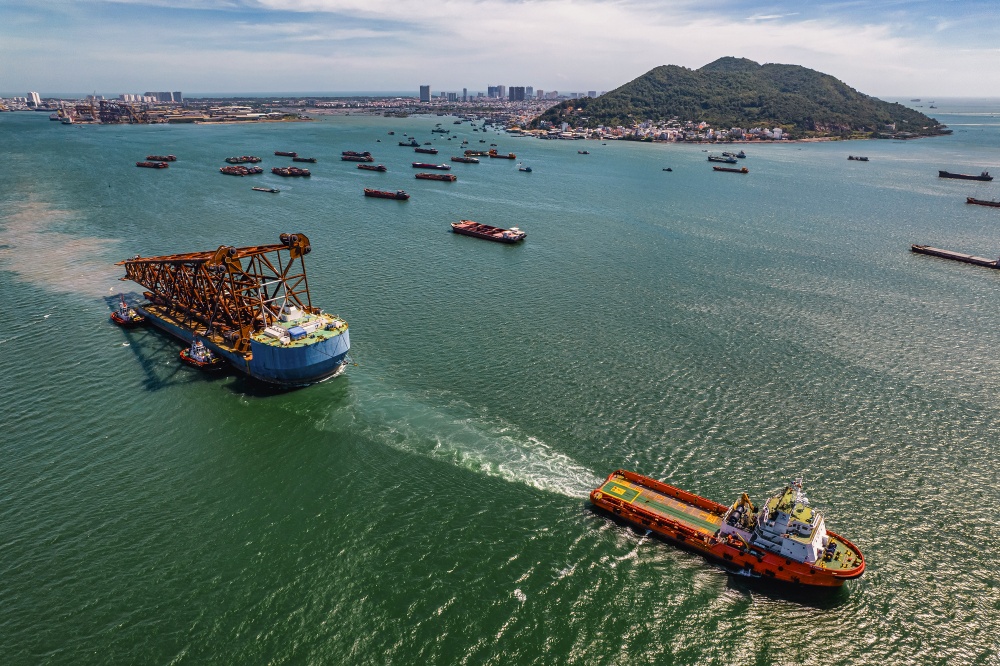 09-TNT-AB-0002-07: Tàu kéo sà lan vận chuyển chân đế xuất khẩu.