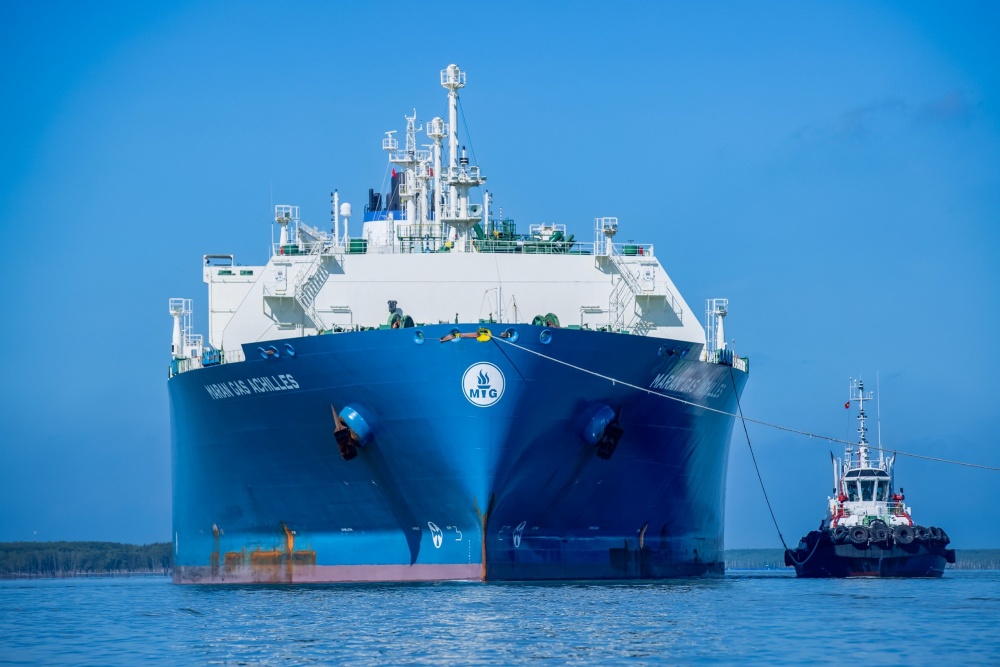 16-VTA-AB-0001-04: Tàu Maran Gas Achilles đang được hộ tống trên luồng.