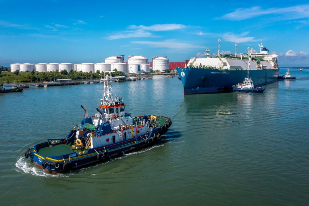 16-VTA-AB-0001-05: Các tàu lai dắt đang hỗ trợ tàu Maran Gas Achilles cặp cảng.