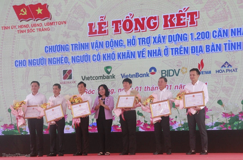 Chủ tịch nước dự Lễ tổng kết và bàn giao 1.200 căn nhà cho người nghèo ở Sóc Trăng Chủ tịch nước dự Lễ tổng kết và bàn giao 1.200 căn nhà cho người nghèo ở Sóc Trăng