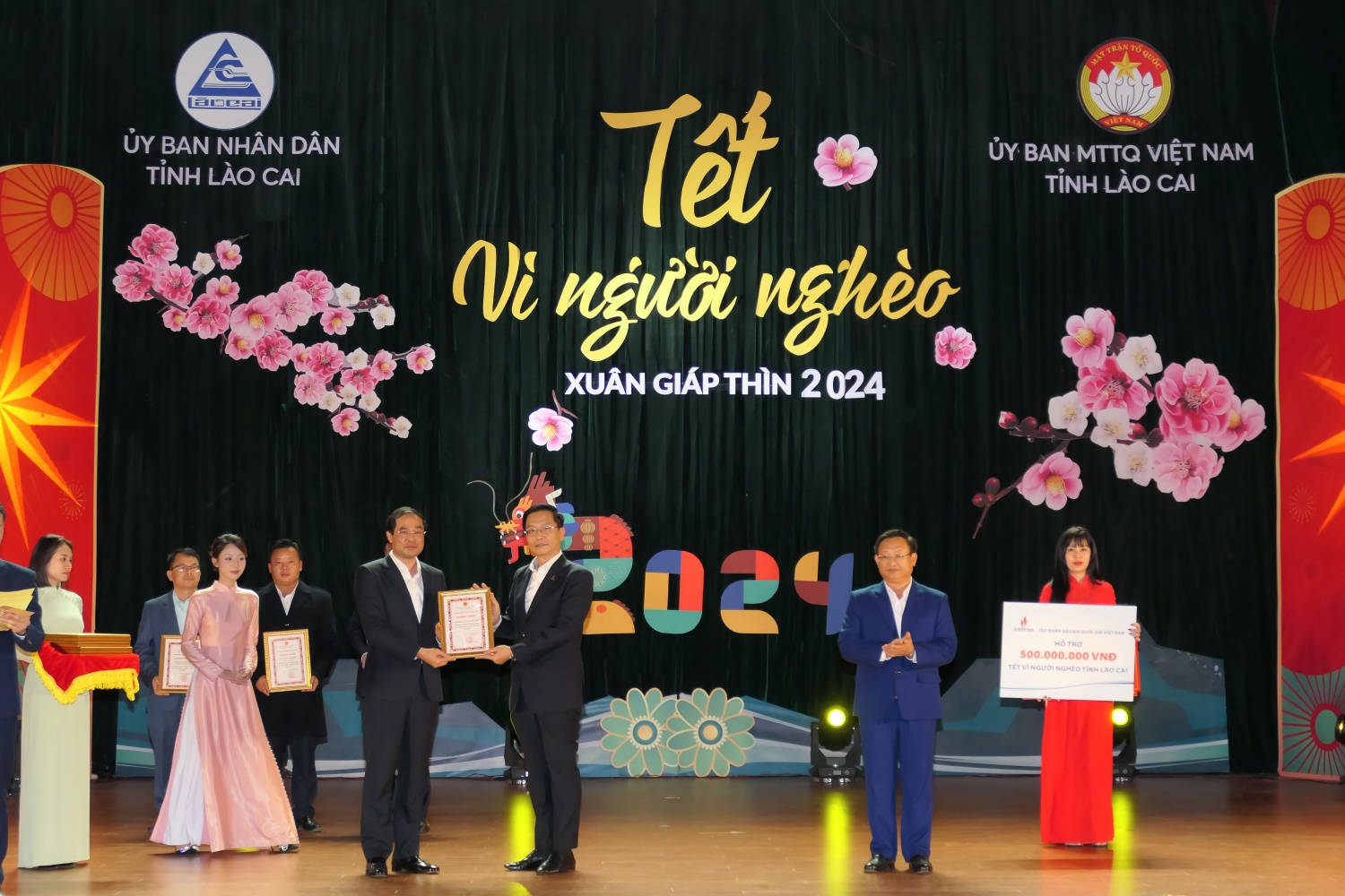 Petrovietnam hỗ trợ Tết vì người nghèo tỉnh Lào Cai Petrovietnam hỗ trợ Tết vì người nghèo tỉnh Lào Cai