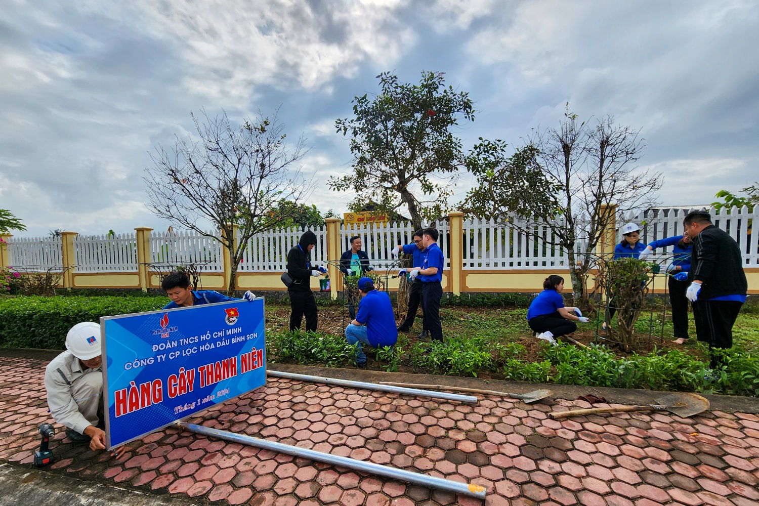 Đoàn Thanh niên BSR tổ chức trồng cây, làm đẹp tuyến đường vào NMLD Dung Quất Đoàn Thanh niên BSR tổ chức trồng cây, làm đẹp tuyến đường vào NMLD Dung Quất