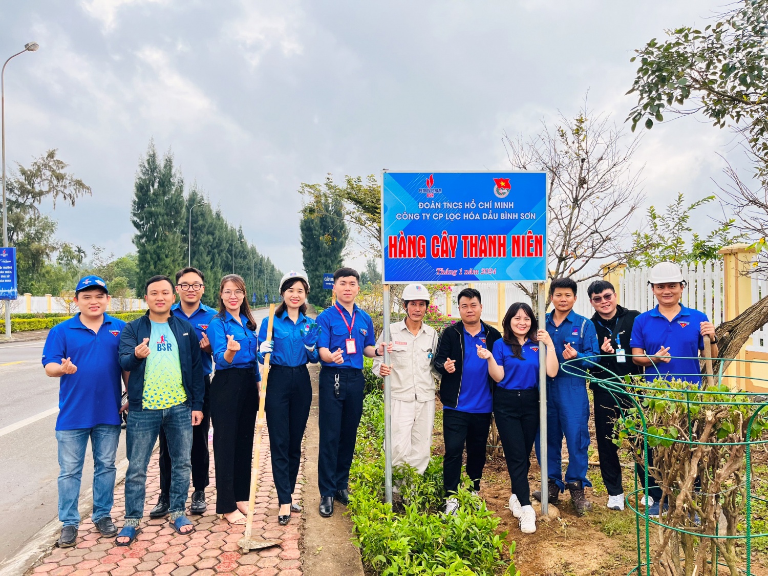 Đoàn Thanh niên BSR tổ chức trồng cây, làm đẹp tuyến đường vào NMLD Dung Quất Đoàn Thanh niên BSR tổ chức trồng cây, làm đẹp tuyến đường vào NMLD Dung Quất