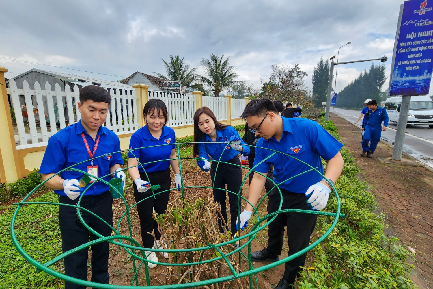 Đoàn Thanh niên BSR tổ chức trồng cây, làm đẹp tuyến đường vào NMLD Dung Quất Đoàn Thanh niên BSR tổ chức trồng cây, làm đẹp tuyến đường vào NMLD Dung Quất
