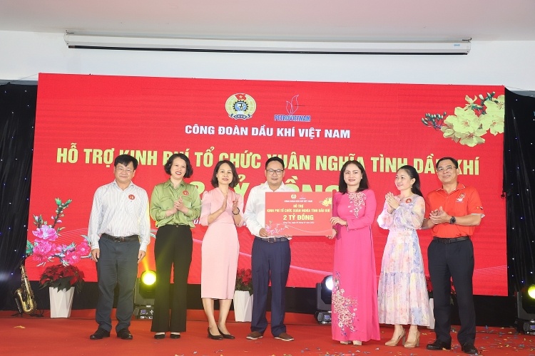 Chủ tịch CĐ DKVN Nghiêm Thùy Lan trao tặng 2 tỉ đồng hỗ trợ tổ chức Xuân nghĩa tình Dầu khí năm 2023 cho công đoàn cơ sở trực thuộc. Chủ tịch CĐ DKVN Nghiêm Thùy Lan trao tặng 2 tỉ đồng hỗ trợ tổ chức Xuân nghĩa tình Dầu khí năm 2023 cho công đoàn cơ sở trực thuộc.
