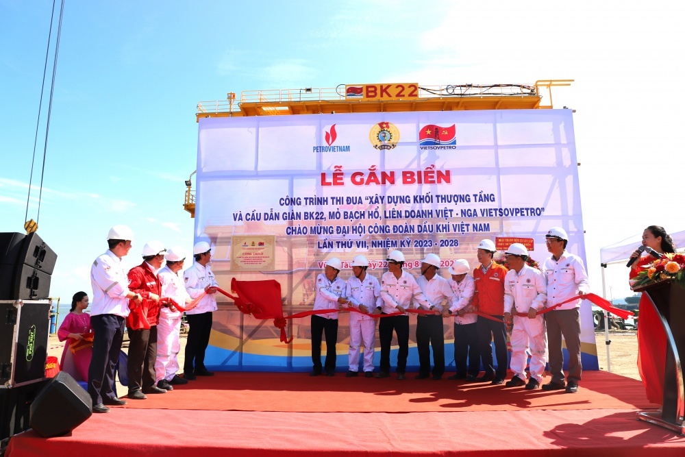 Lãnh đạo CĐ DKVN và lãnh đạo Vietsovpetro thực hiện ghi thức gắn biển công trình BK-22. Lãnh đạo CĐ DKVN và lãnh đạo Vietsovpetro thực hiện ghi thức gắn biển công trình BK-22.