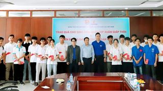 Đoàn Thanh niên Tập đoàn trao quà cho sinh viên và tuyên dương đảng viên là đoàn viên ưu tú của PVU
