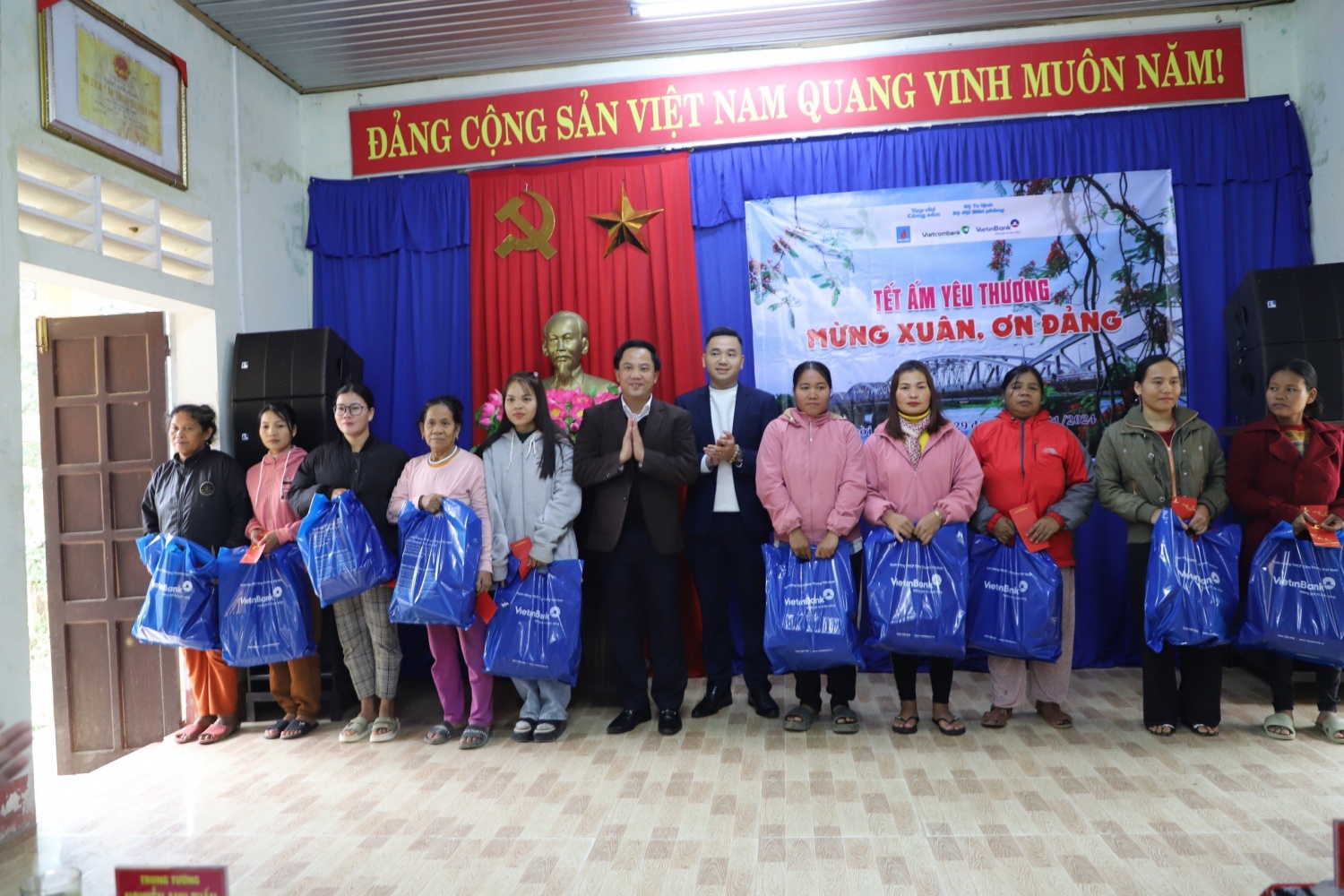 Petrovietnam đồng hành cùng Tạp chí Cộng sản tổ chức “Tết ấm yêu thương” năm 2024 Petrovietnam đồng hành cùng Tạp chí Cộng sản tổ chức “Tết ấm yêu thương” năm 2024